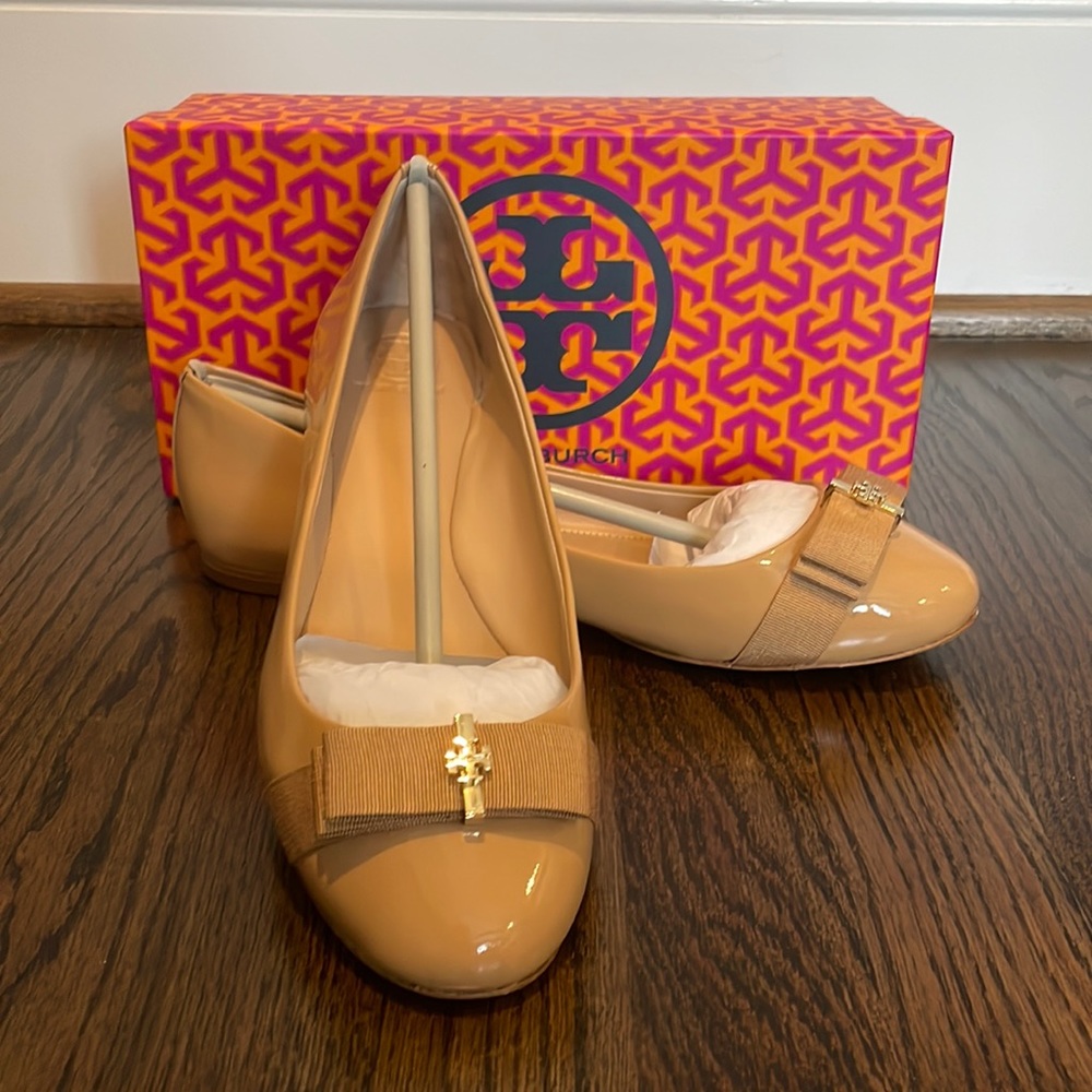 Sz 10 Tory Burch patent camel flats with bow detail - only worn once